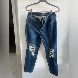 Judy blue distressed denim. Size 7/28. Super comfy and worn once!